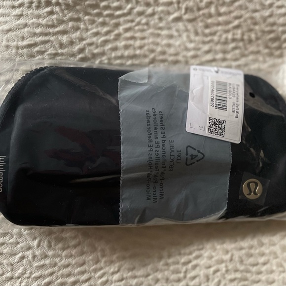 🖤NWT Lululemon Black & Gold Hardware Everywhere Belt Bag 1L - Picture 3 of 6